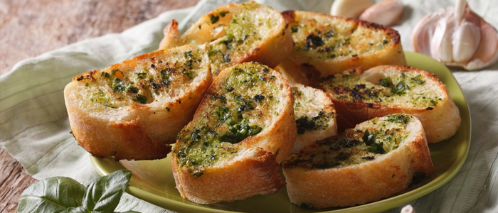 4 Pcs Garlic Bread With Cheese & 1 Topping 